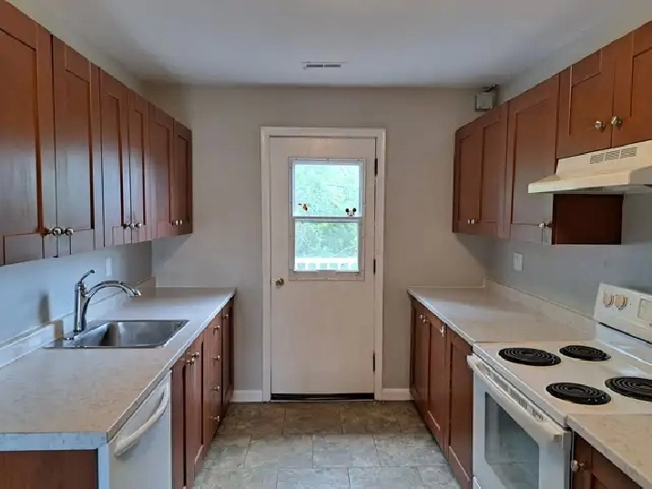 Bright & spacious 2 bedroom upper unit, minutes to PRHC