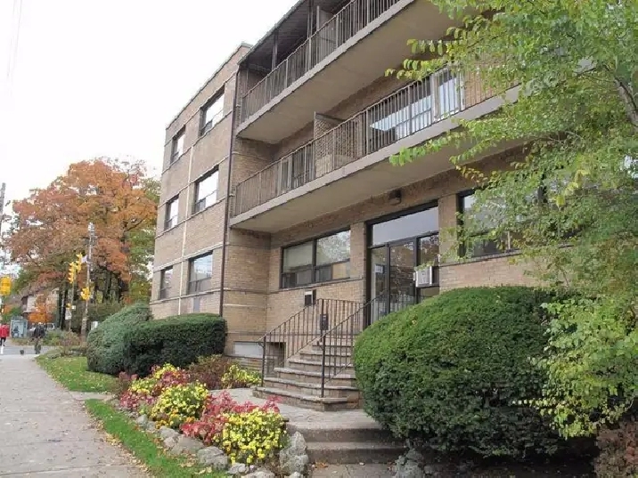 Bachelor Apartment - walk to Subway !!!