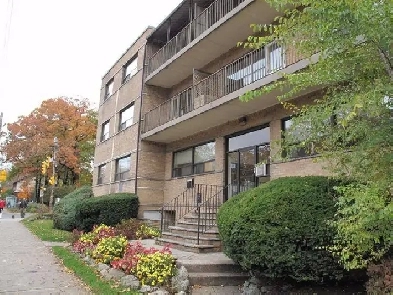 Bachelor Apartment - walk to Subway !!!