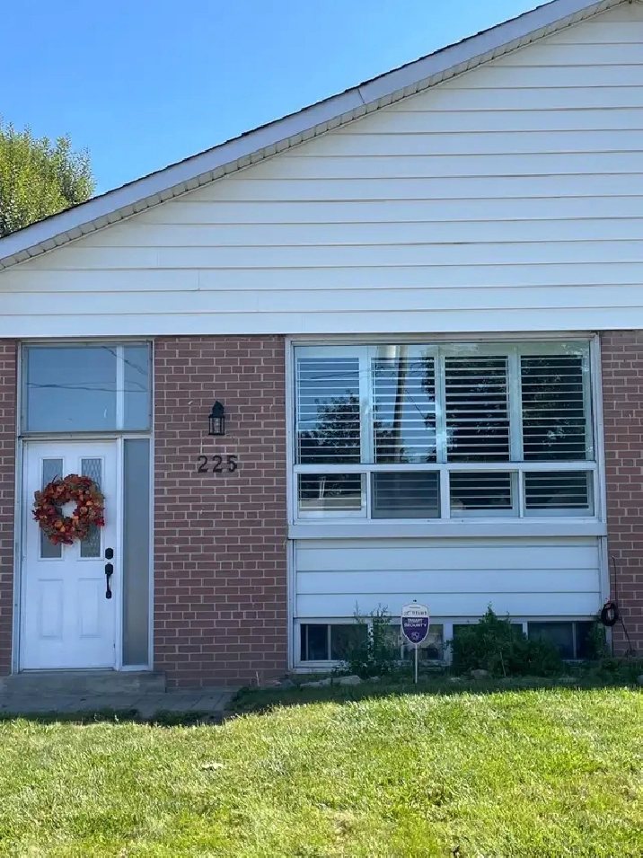 Newly Renovated 2 bedroom   den main floor of duplex