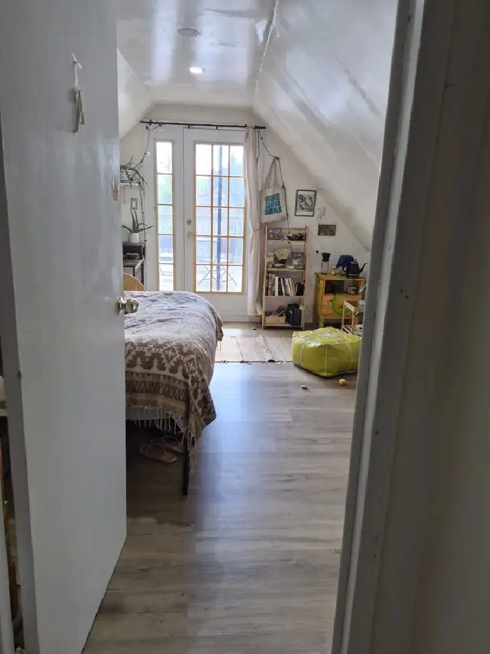 Private  room with patio deck| near Dufferin TTC | Full furnish