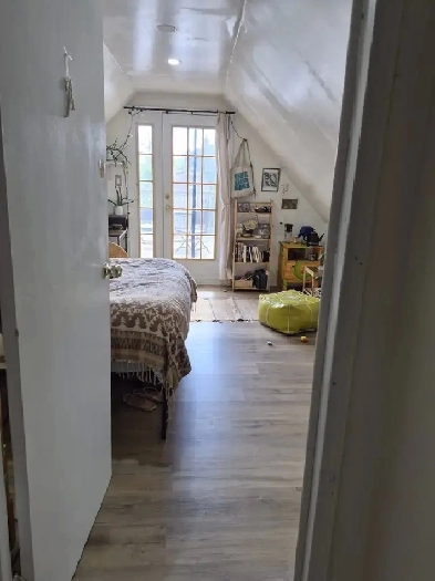 Private  room with patio deck| near Dufferin TTC | Full furnish