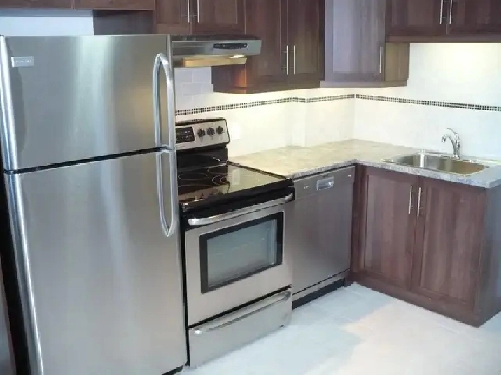 Large Top Floor 2-BR - Grand 2-Chambre au Dernière Étage