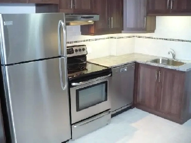 Large Top Floor 2-BR - Grand 2-Chambre au Dernière Étage