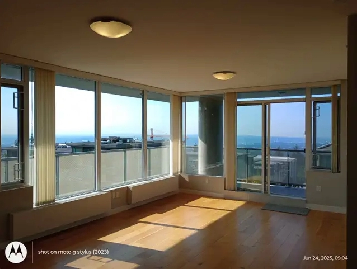 1,000 SQF 2-bedroom with 2-fullbath Condo SFU Burnaby