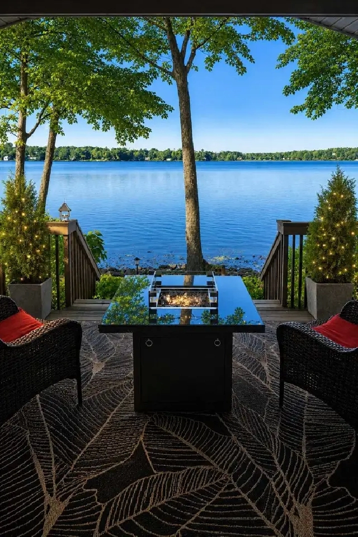 WATERFRONT LIVING