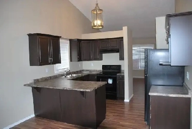 New house in Stonebridge,  2 & 3 bdrm suites - available Jume 30