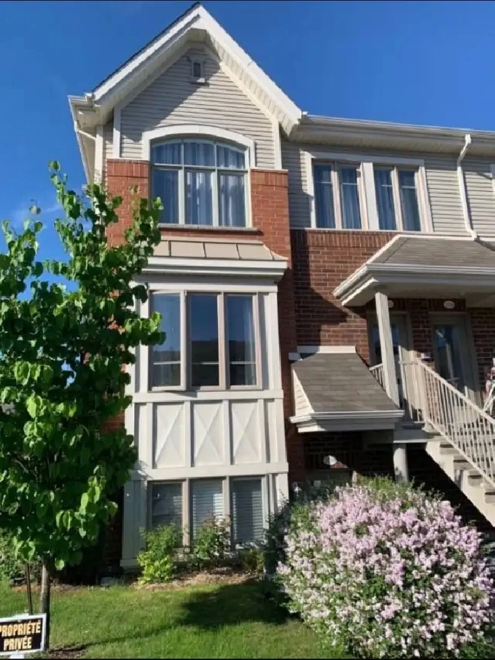 Condo divise avec 2 stationnement privé face à l'adresse