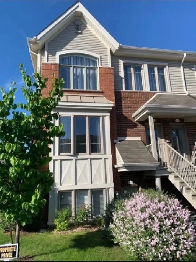 Condo divise avec 2 stationnement privé face à l'adresse