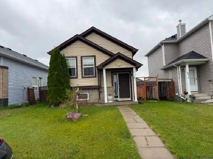 3 Bedrms 2 Baths Main Flr Suite with 2 Car Parking Pad,By Park