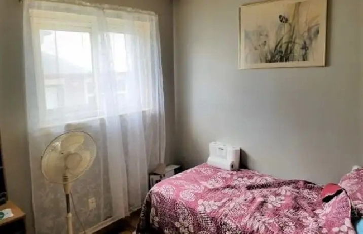 ROOM FOR RENT NEAR GURUGHAR
