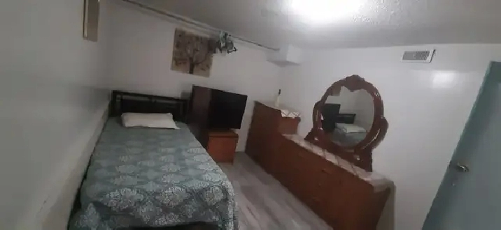 Furnished room in Malton (647) 703-1273 for single working man