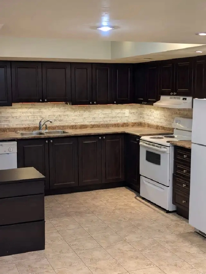 $2,300 - 2BR Wonderful Bsmnt Home in Thornhill. Incl.-Utilities
