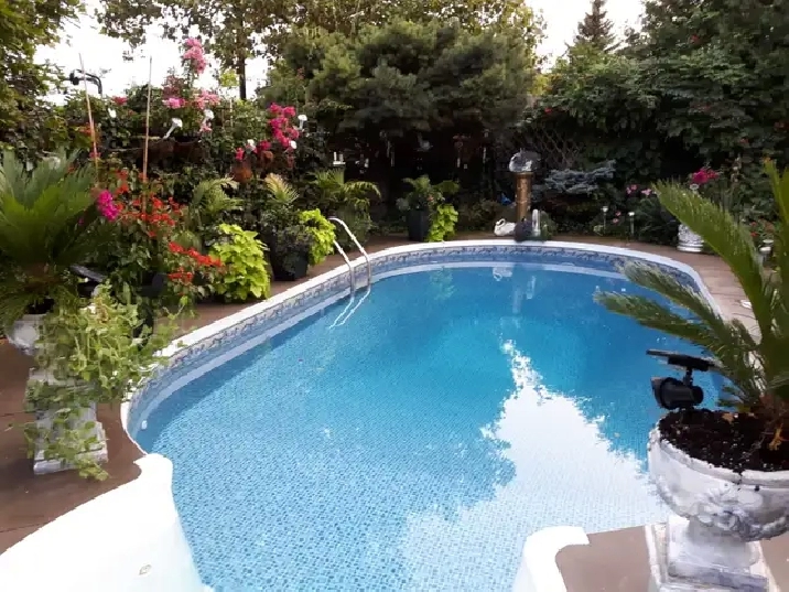 Private quiet queensize room is 3000 sq foot home Traf /upper mi