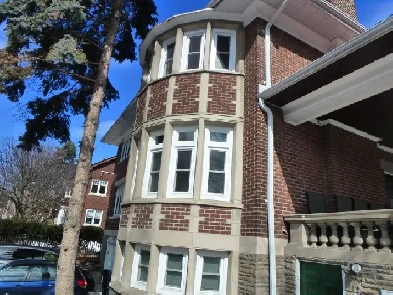 Luxury Bachelor Apartment Bordering Directly Over High Park.
