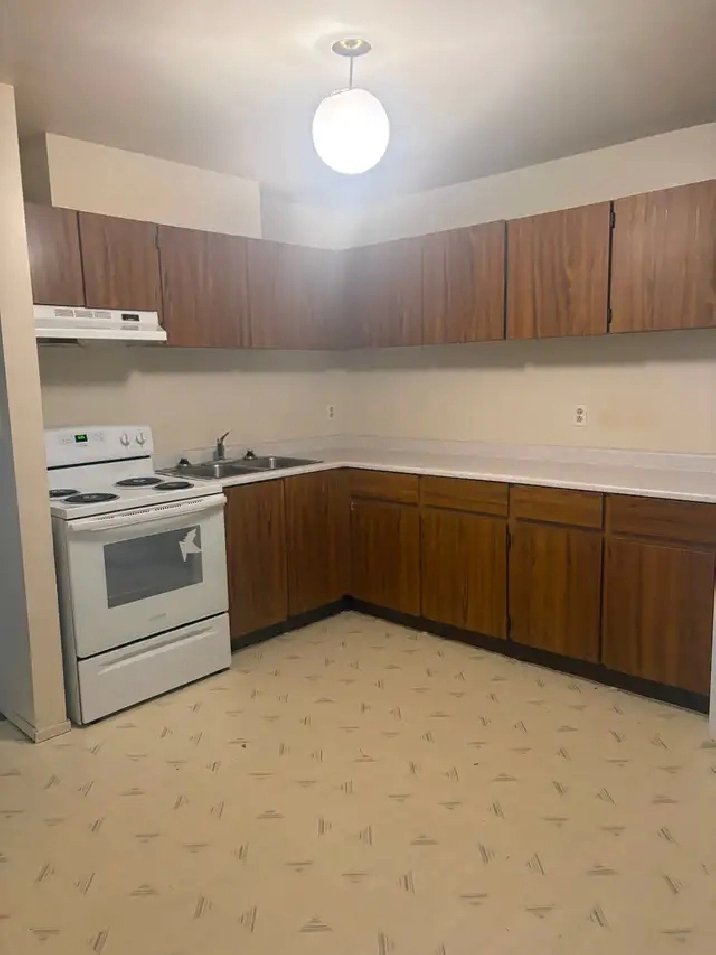 Available July 1st 2 bdrm apartment $ 1000 (pet friendly) /Tabor