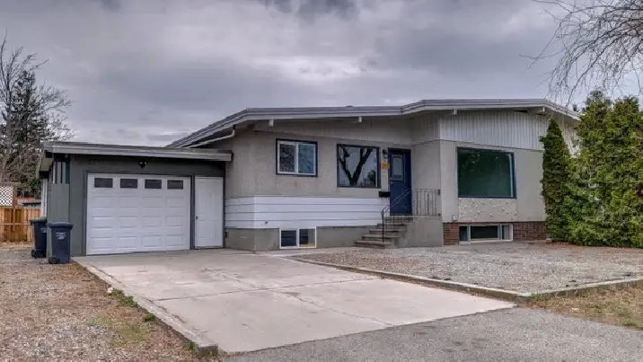 2 Bedroom Upper Unit with Yard & Garage
