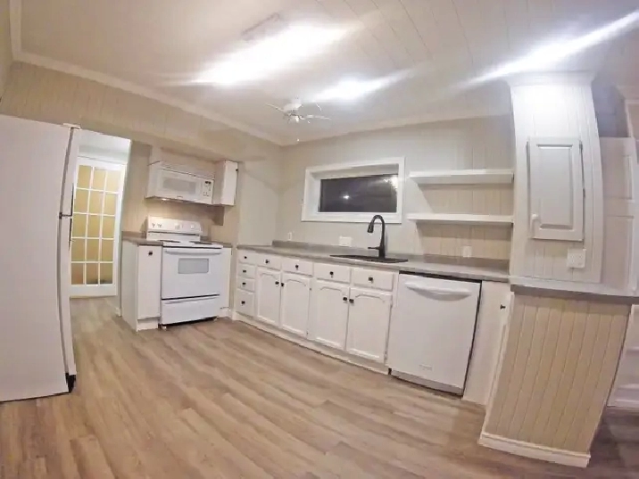 2 Bedroom Apartment - All inclusive/Renovated/AC and Dishwasher