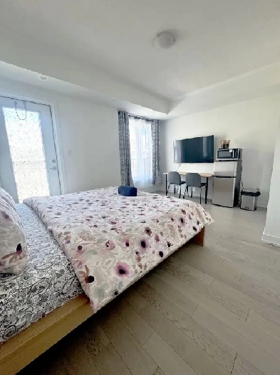 Daily nightly weekly room for rent Keele Wilson Downsview Park