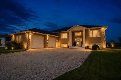 STUNNING, 6 bdrm, 3.5 bath Home in Steinbach w/ Guest Suite!