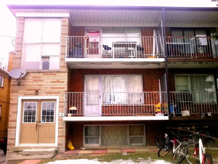 Dufferin / Finch Room for Rent $850/month: