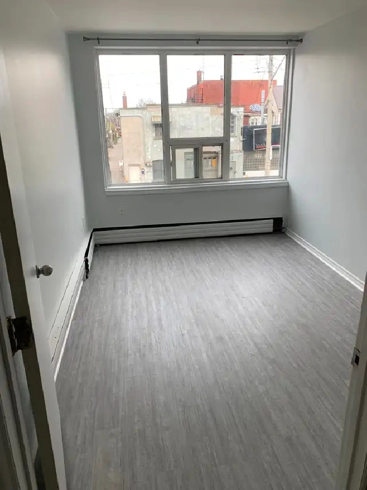 Spacious, Bright 2 Bedroom w/ Parking - $1495