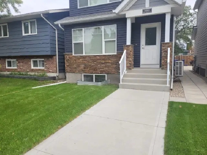 3 Beds & 2.5 Baths Main Floor of House in North Park Area
