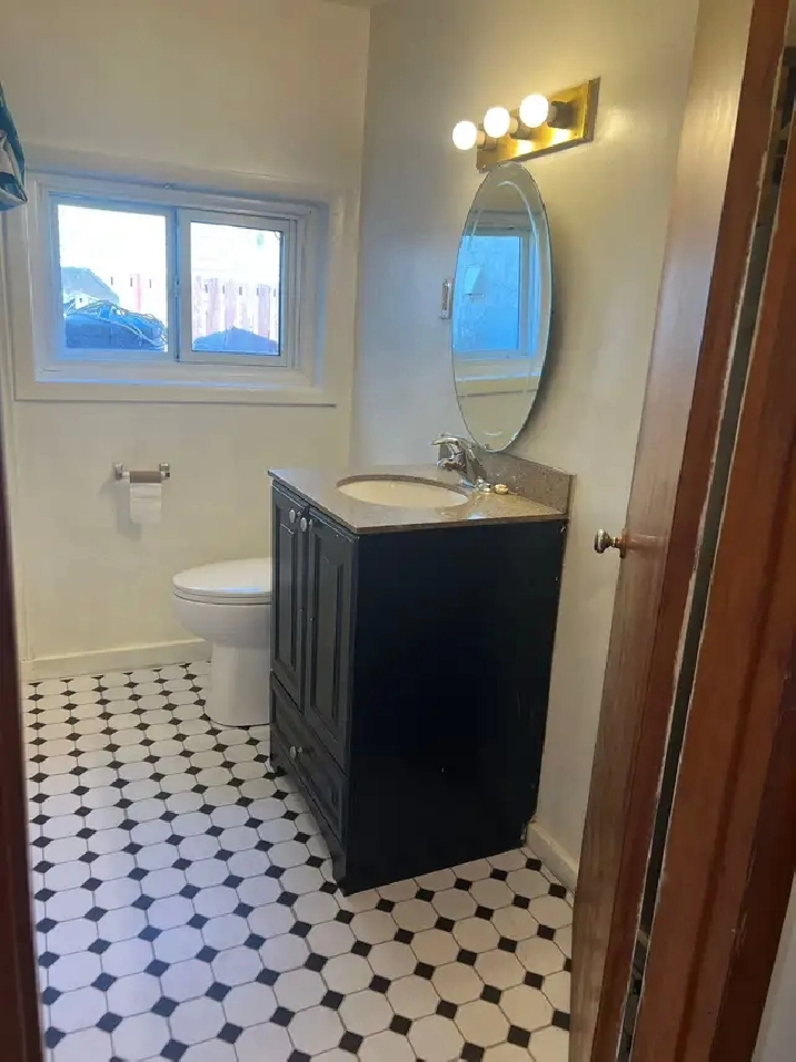 2 Bedroom Apartment (Duplex) in Trenton, Available Immediately!