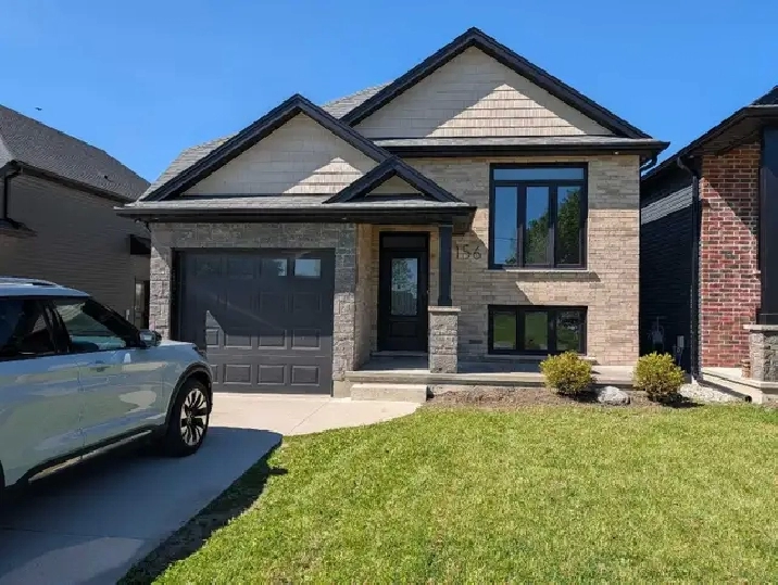 Upper unit with garage in Strathroy