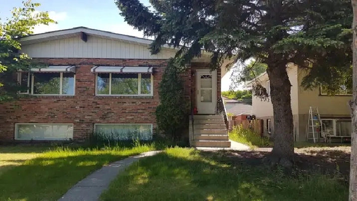 5 Bedrooms Half Duplex for rent