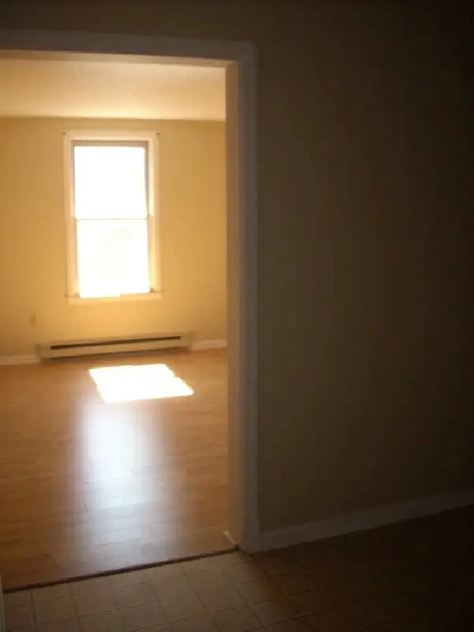 Central Downtown 3rd Floor 1 Bedroom Available August 1st