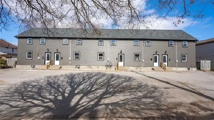 2 Bedroom townhome $2,000/m   utilities
