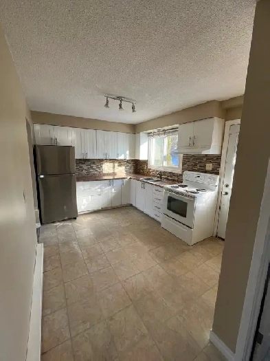 STAYNER - Centrally Located, 2.5 Bdrm Apartment