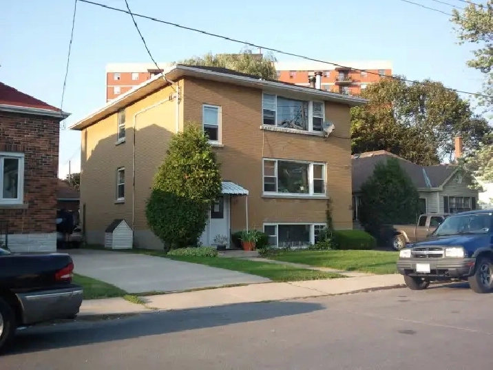 Renovated 1-BR Central Apartment – Heat & Parking Included