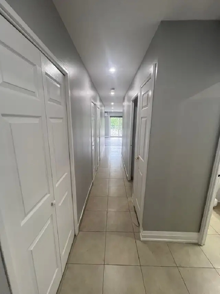 PORT CREDIT | 2  BEDROOM   DEN | PARKING, LOCKER & BALCONY
