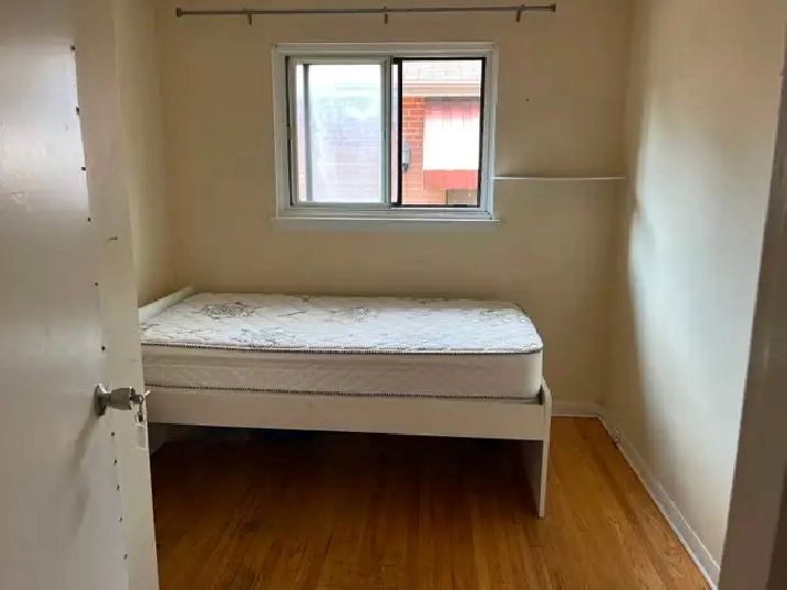 BRIGHT ROOM MAIN FL-50m TO PLAZA STEELES AND BATHURST NEAR BUS