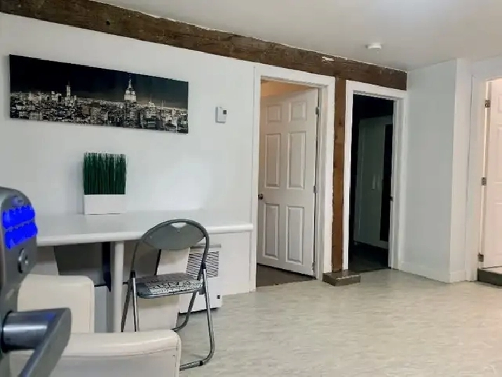 2 1/2 ENTIÈREMENT MEUBLÉ ET ÉQUIPÉ À LOUER – Chambre