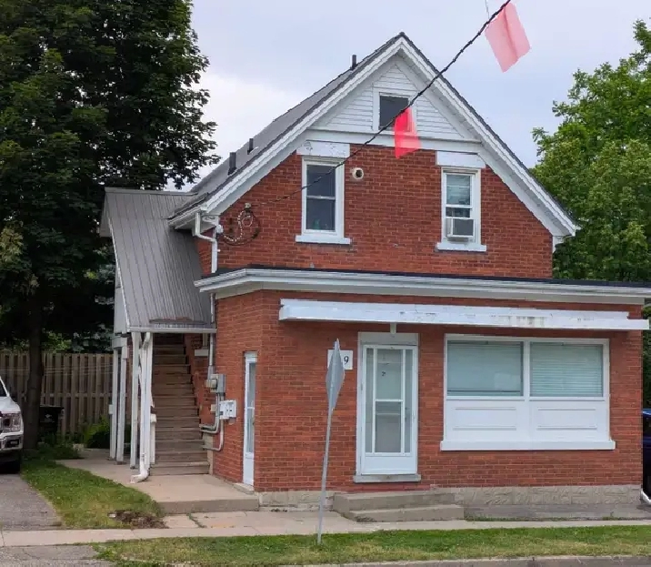 3 Bedrooms 1 bath 16 minute bus to Laurier