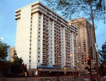 Appartement 4 1/2, PH -ACCÈS DIRECT METRO SHERBROOKE TOUT INCLUS