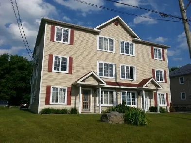 Beau grand 4 et 1/2 style condo