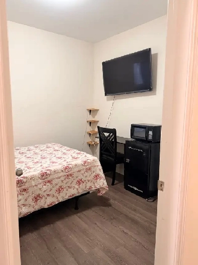 FURNISHED ROOM FOR GIRLS- IMMEDIATE MOVE IN