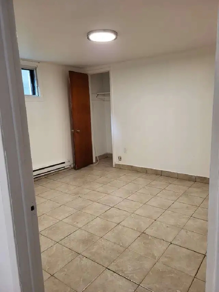Newly renovated 2-1/2 near Metro Monk