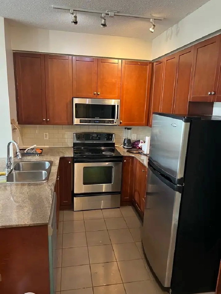 Master Bedroom for Rent – Square One | 3504 Hurontario St,