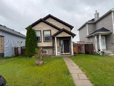 3 Bedrooms 2 Baths Main Floor Suite 2 Car Parking Pad By School