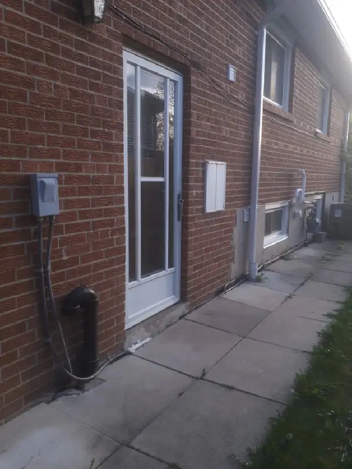 2larger bedrooms unit (not basement)