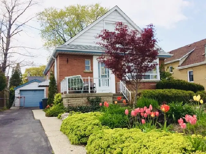 East Mountain, 3 Bedroom Main Floor Home