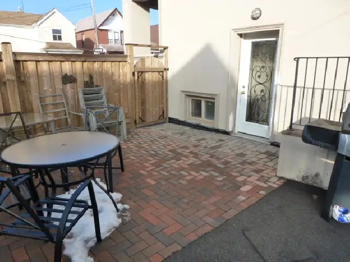 Spacious 3-bedroom Apartment St. Clair/Dufferin/ Rogers parking