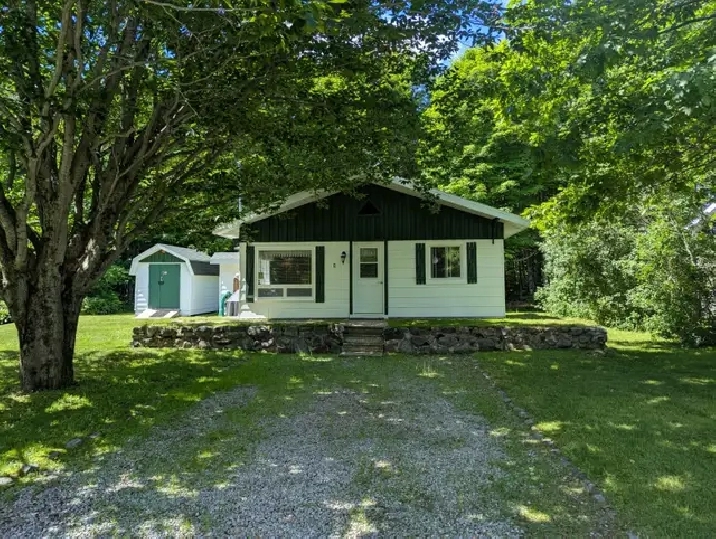 Maison entière à louer style chalet. À l’année ou au mois.