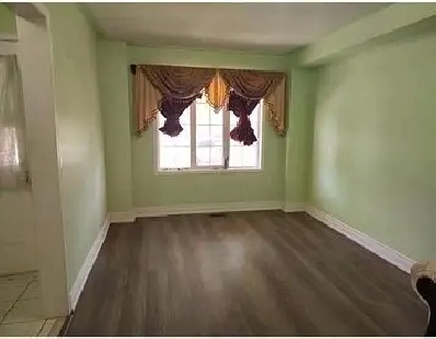 3 Beroom House For Lease Near Sandlwood Pkwy (W) & Mclaughlin rd
