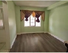 3 Beroom House For Lease Near Sandlwood Pkwy (W) & Mclaughlin rd